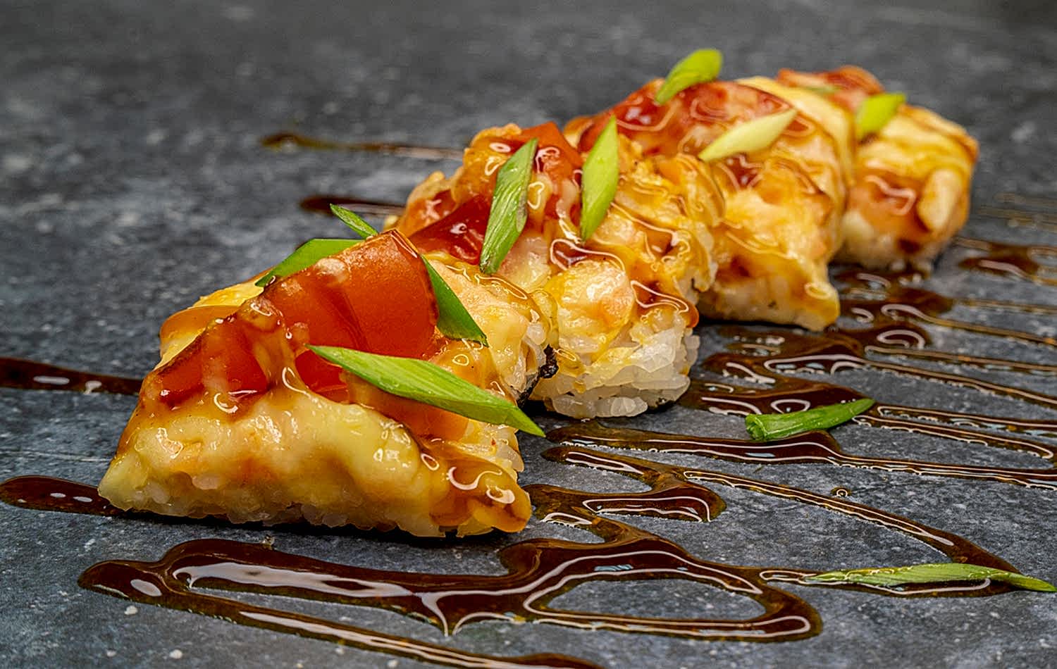 Суши пицца с лососем